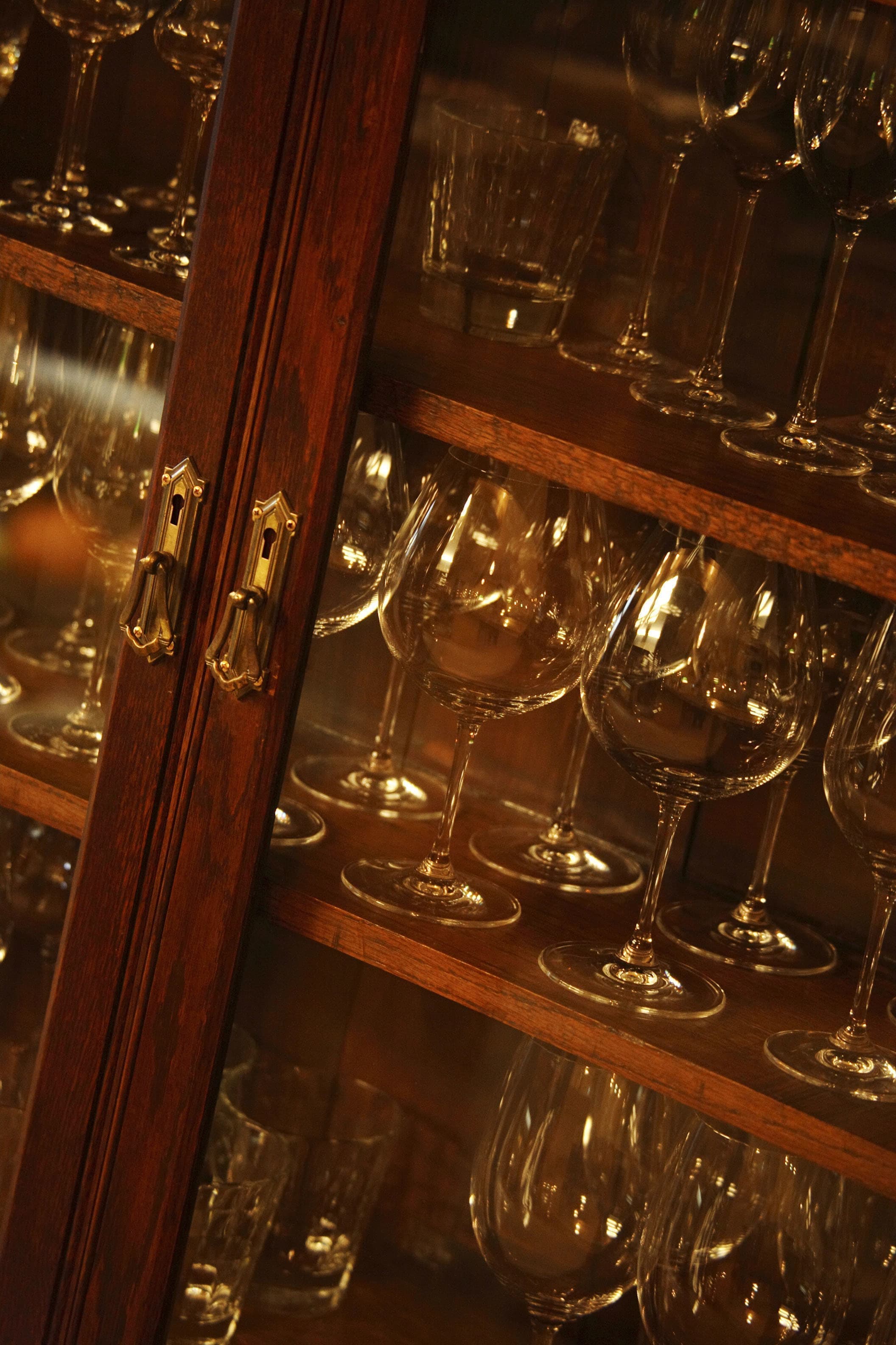アンティークの棚に収まるワイングラス